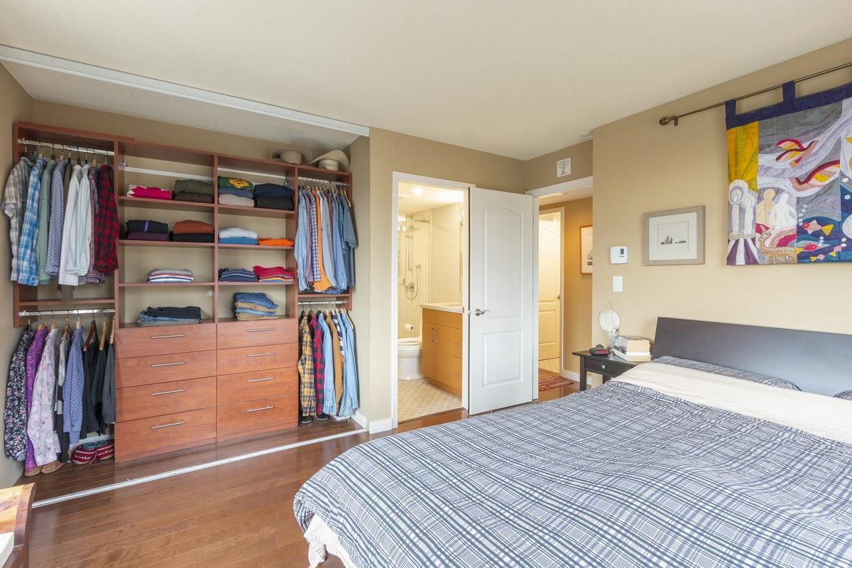 The fitted closet between the bedrooms, drawers and hanging on both sides.