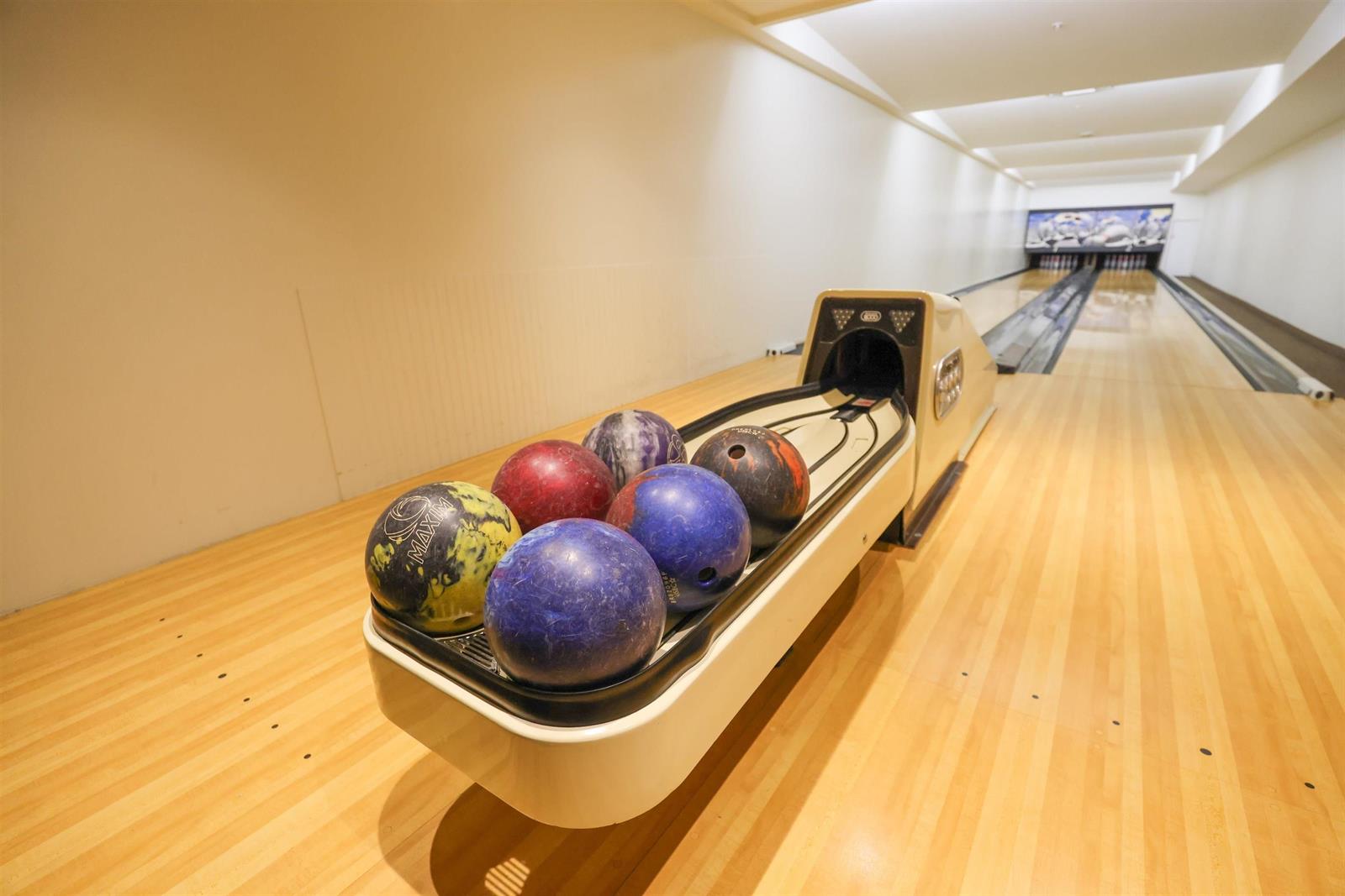 The bowling alley in the ESPRIT City Club, balls racked at the near end.