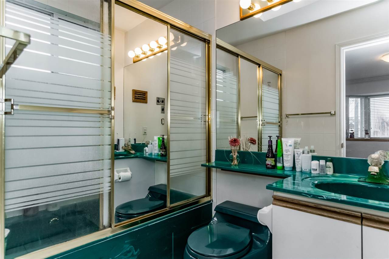 The ensuite, a long green counter with two basins and mirrors running the length of the wall.
